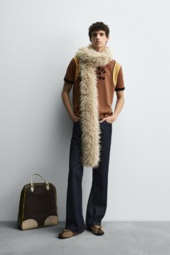 Alternative view of ÁO PHÔNG CHỮ VIỀN KHÁC MÀU HARRY LAMBERT FOR ZARA X DISNEY